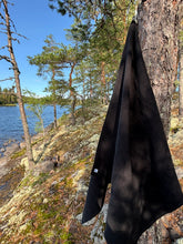 Lataa kuva Galleria-katseluun, Tyylikäs musta leveä laudeliina mökille
