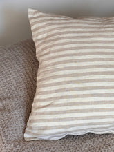Lataa kuva Galleria-katseluun, Luonnonpellava sohvatyynynpäällinen raidoilla, vetoketjullinen

