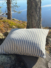 Lataa kuva Galleria-katseluun, Pellavatyynynpäällinen 50x50 cm – sinivalkoinen raitakuosi mökille, saunatupaan ja kotiin
