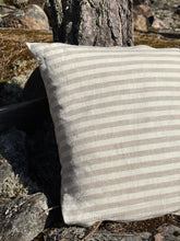 Lataa kuva Galleria-katseluun, Pellavatyynynpäällinen 50x50 cm – sinivalkoinen raitakuosi mökille, saunatupaan ja kotiin
